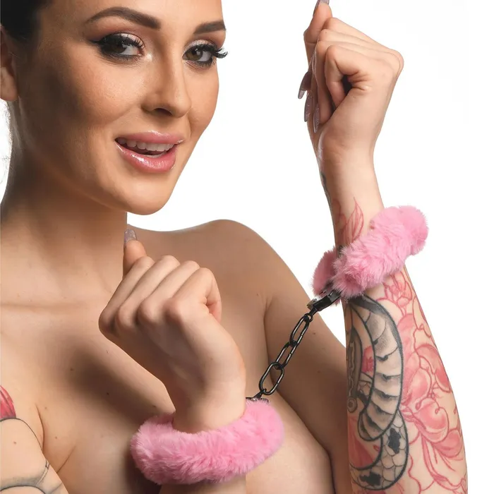 Master Series Male Sex Toys | Master Series - Cuffed In Fur - Metalen Handboeien met Kunstbont - Roze